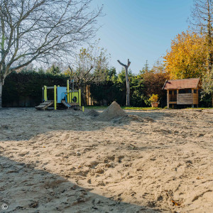 Sandkasten mit Spielgerät